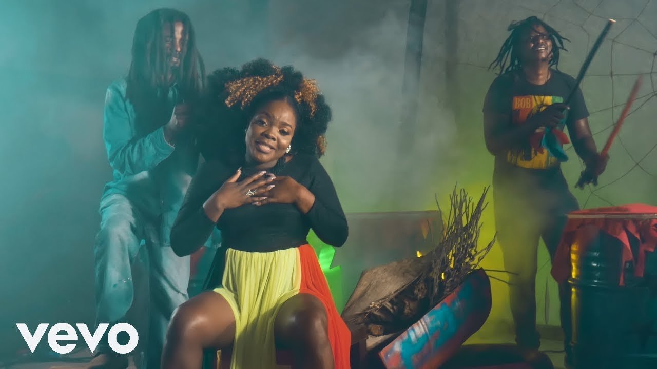 Lourena Nhate – Noti Dladlalatela (Vídeo)