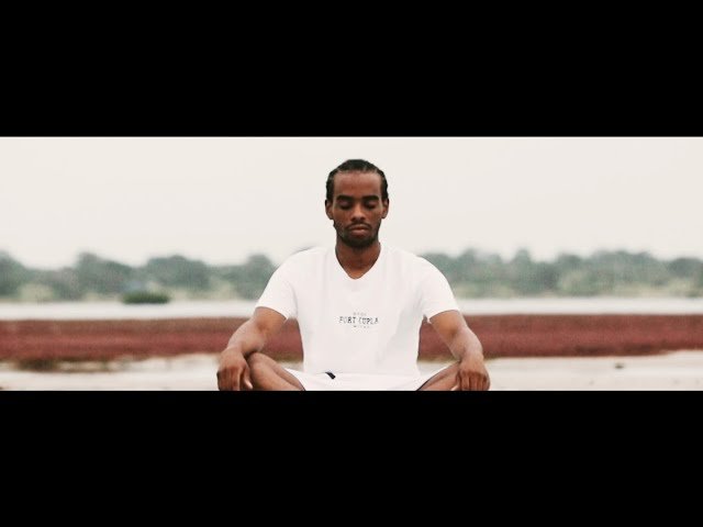 Emana Cheezy – Lutas (Video oficial)