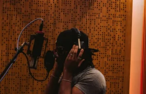 EMMVR – Todos Dias (feat. SENSEII) EMMVR – Todos Dias (feat. SENSEII)